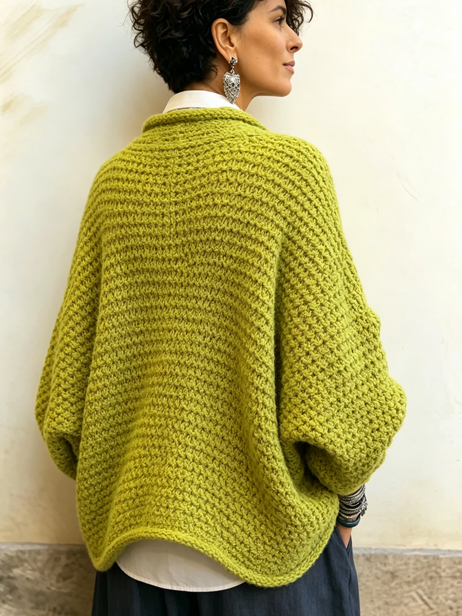 Hyggelig, løstsiddende sweater med flagermusærmer og overlappende V-hals