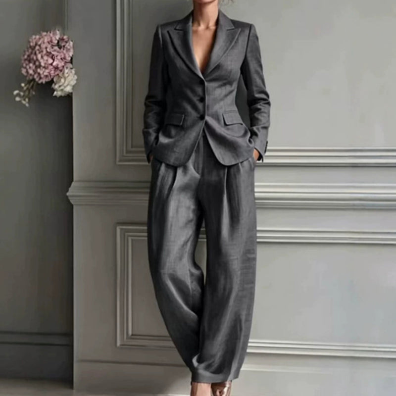 Ladina | Afslappet buksesæt med blazer – blødt fald og elegant look til afslappede kontordage