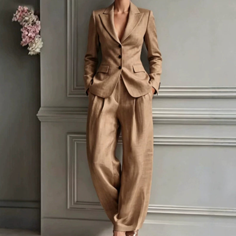 Ladina | Afslappet buksesæt med blazer – blødt fald og elegant look til afslappede kontordage